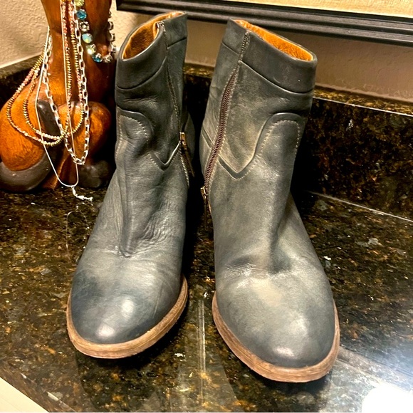 Donald J Pliner ankle booties size 6,  leather - Picture 5 of 11